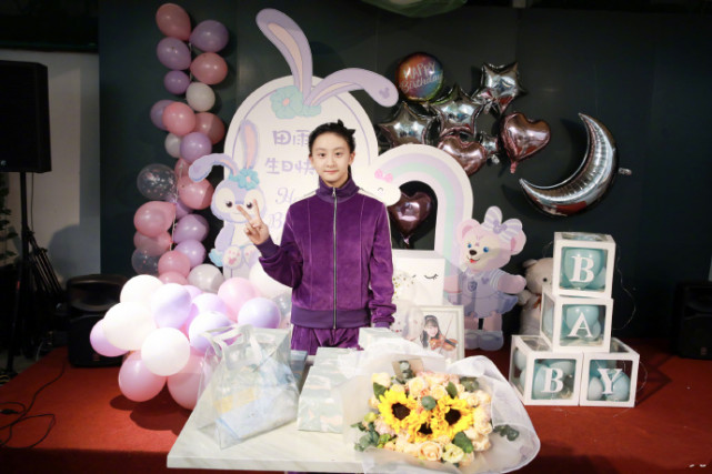 田亮夫婦為女兒慶生，一家四口幸福同框，13歲森碟身高直追爸媽