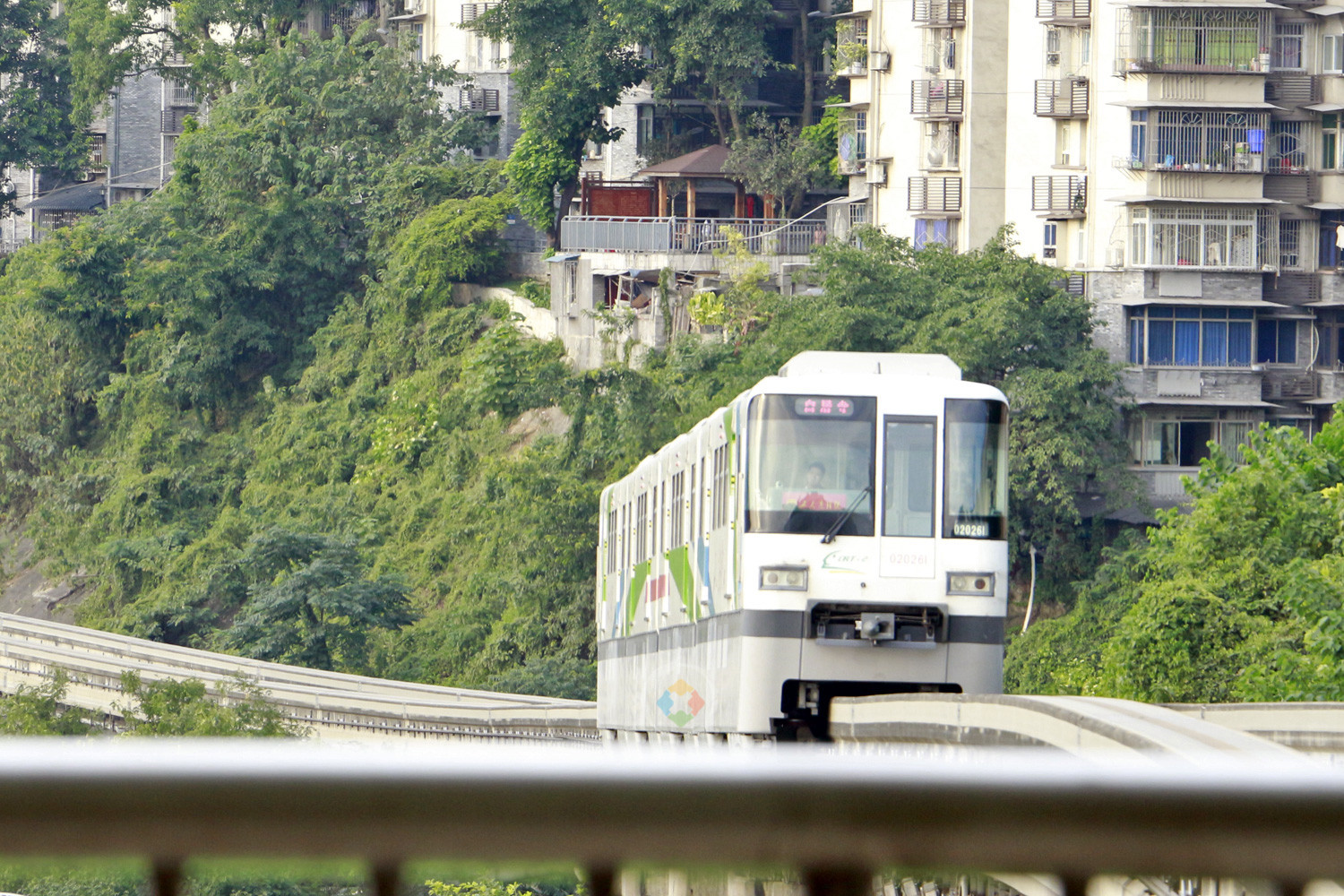 “轻轨”毁坏重庆形象？15年过去了，官方终于下定决心改成单轨