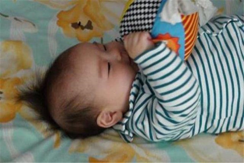 兒時啃腳丫和�不啃腳�的娃，長大後差距明顯，現啃還來得及嗎？