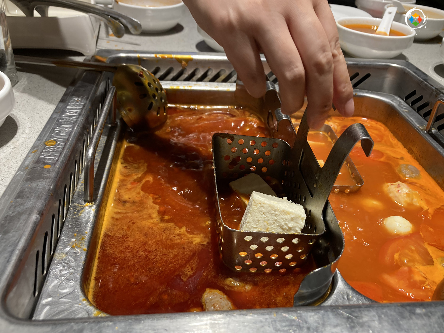 重庆人真的不吃海底捞吗？大量市民排队等位，本地人都被辣到不行