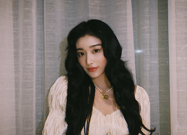 安崎和周扬青合照流出，大家都在关注颜值，我却注意到发型