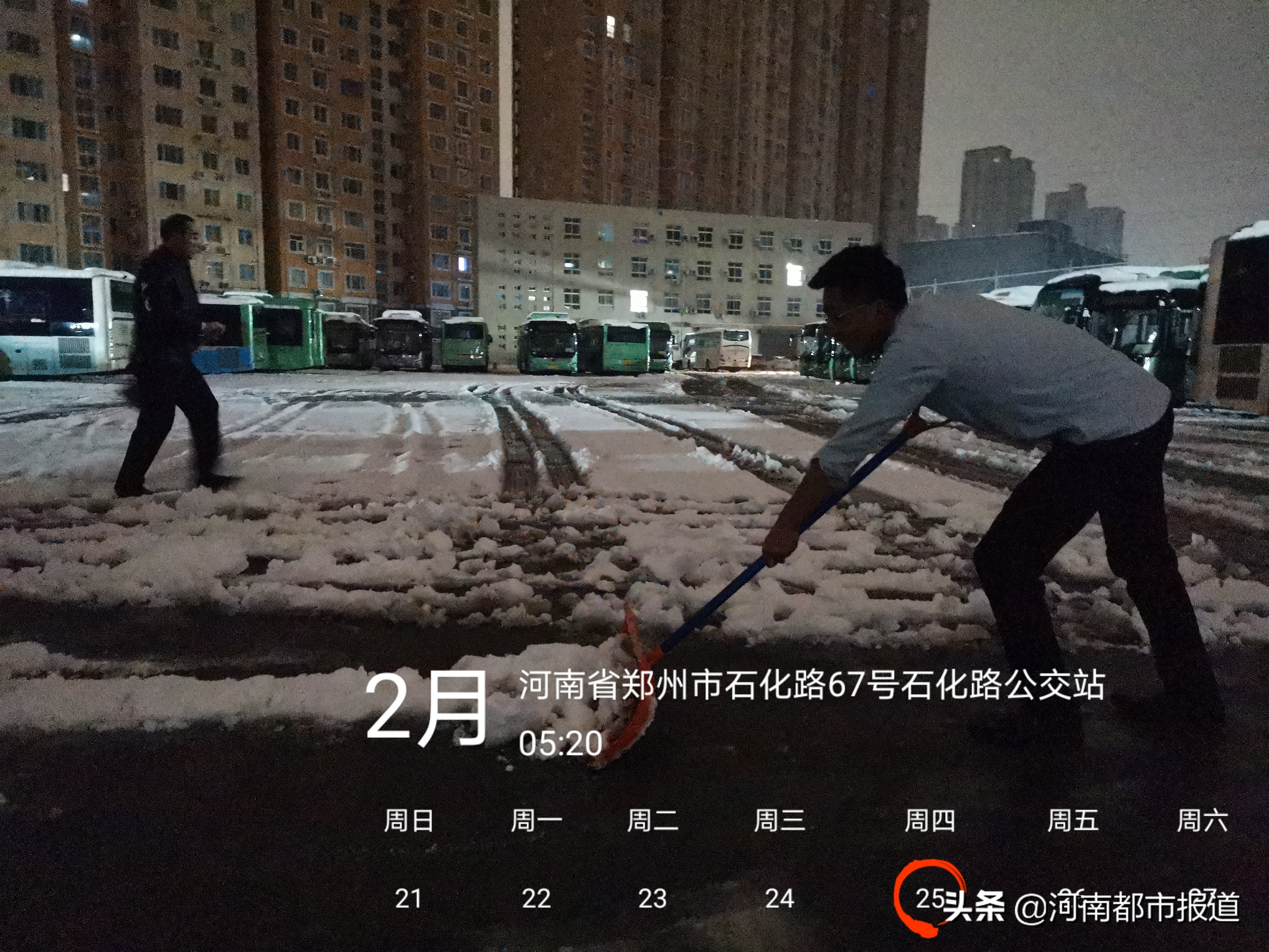 大雪突至，郑州公交人寒夜无眠保出行