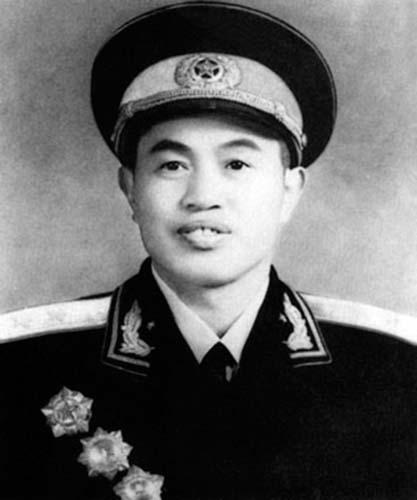 开国中将回乡探亲，住一晚扭头就走，亲友愤怒，30年后才知实情