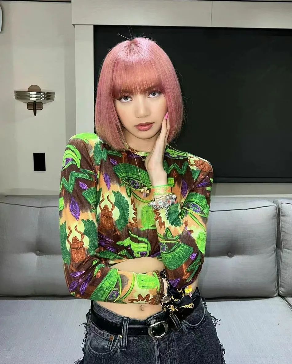 Lisa wore a fluorescent green patterned shirt showing her little belly button!The devil is too sexy and sultry - iNEWS