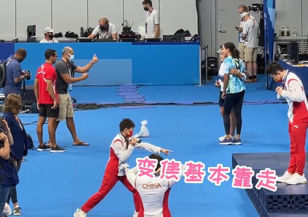 全红婵化身摄影师！郭晶晶一边苦等，为她戴金牌，陈芋汐没这待遇