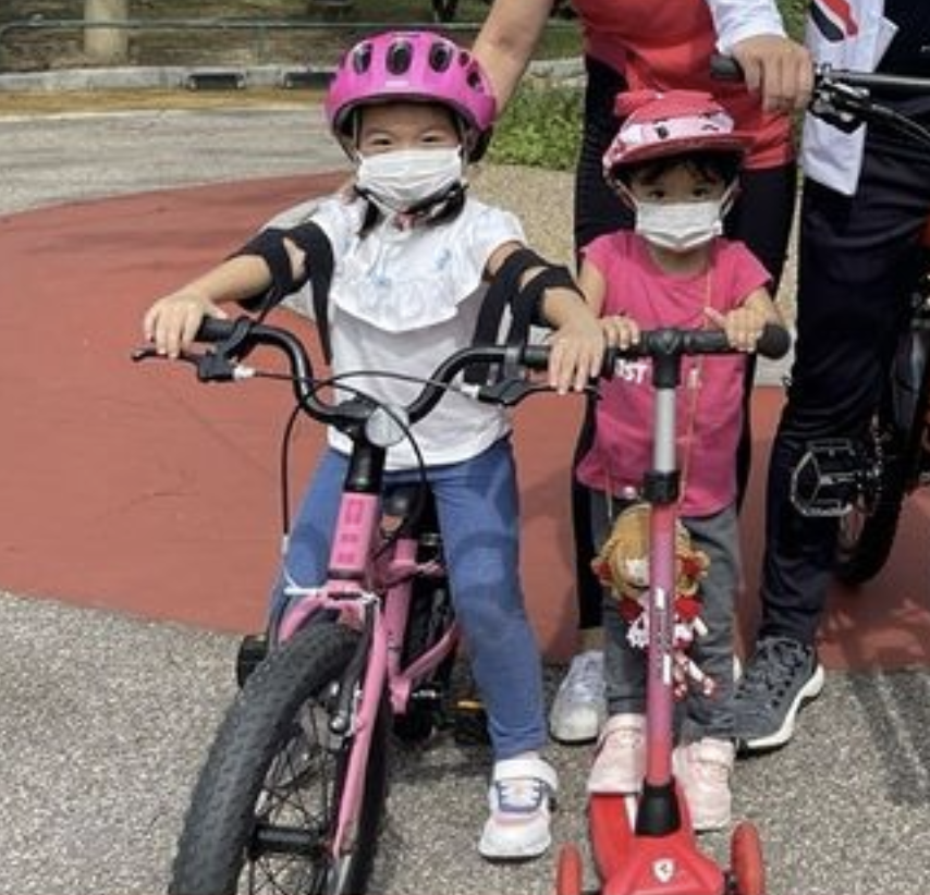 42岁霍启刚晒全家福庆生，携妻儿骑单车并表白：有你们便足够