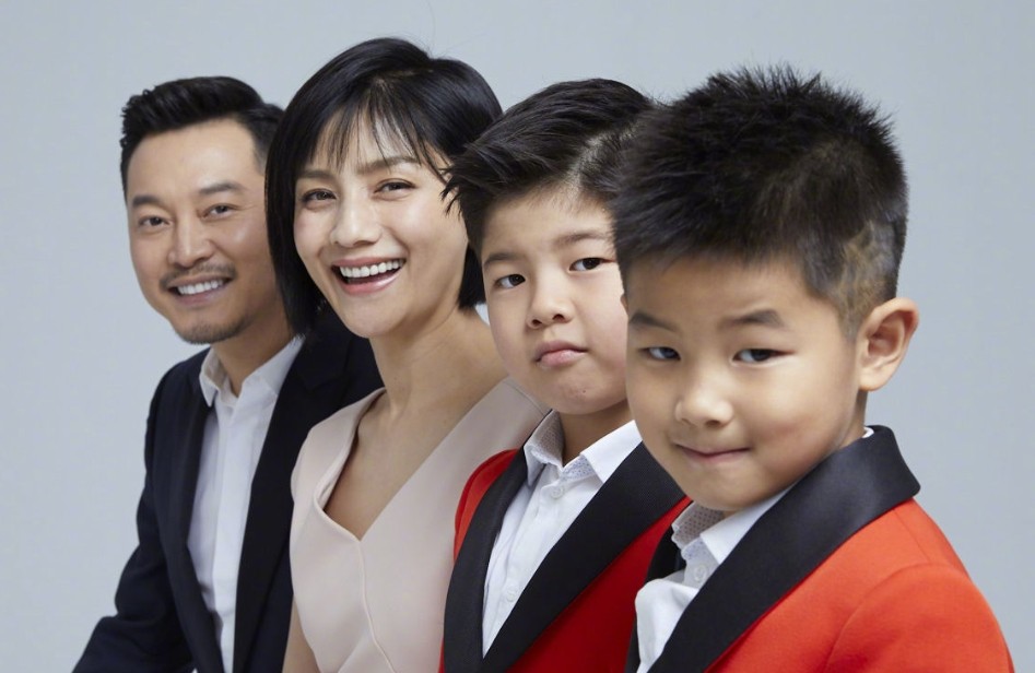 沙溢父子三人游海底世界，安吉身高已到父亲肩膀，享受父子独处