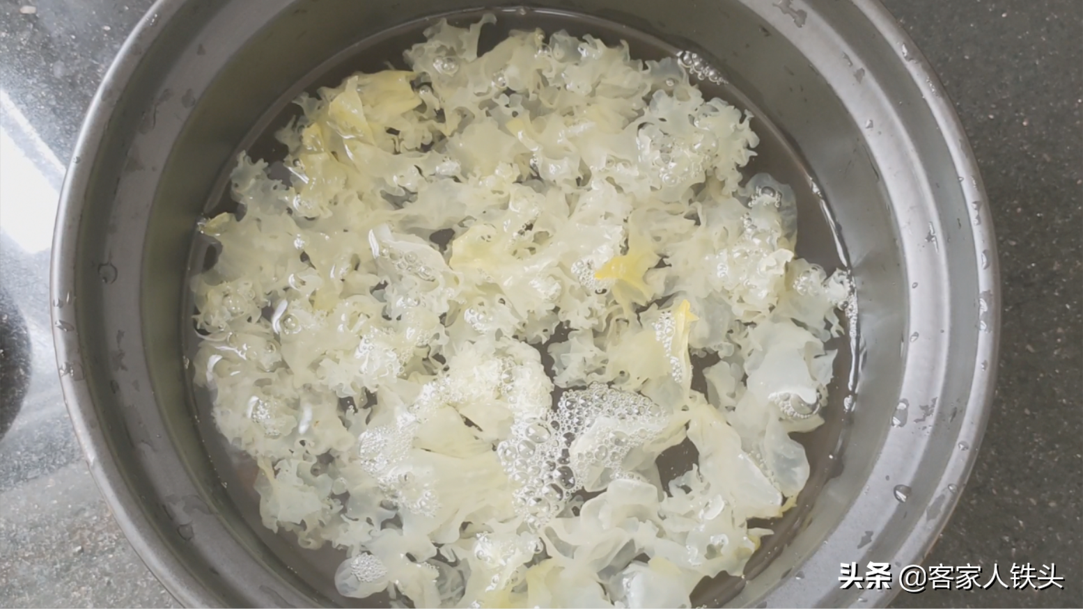 秋季干燥常给家人做一锅羹，营养味美还润肤，食材普通常吃好肤色
