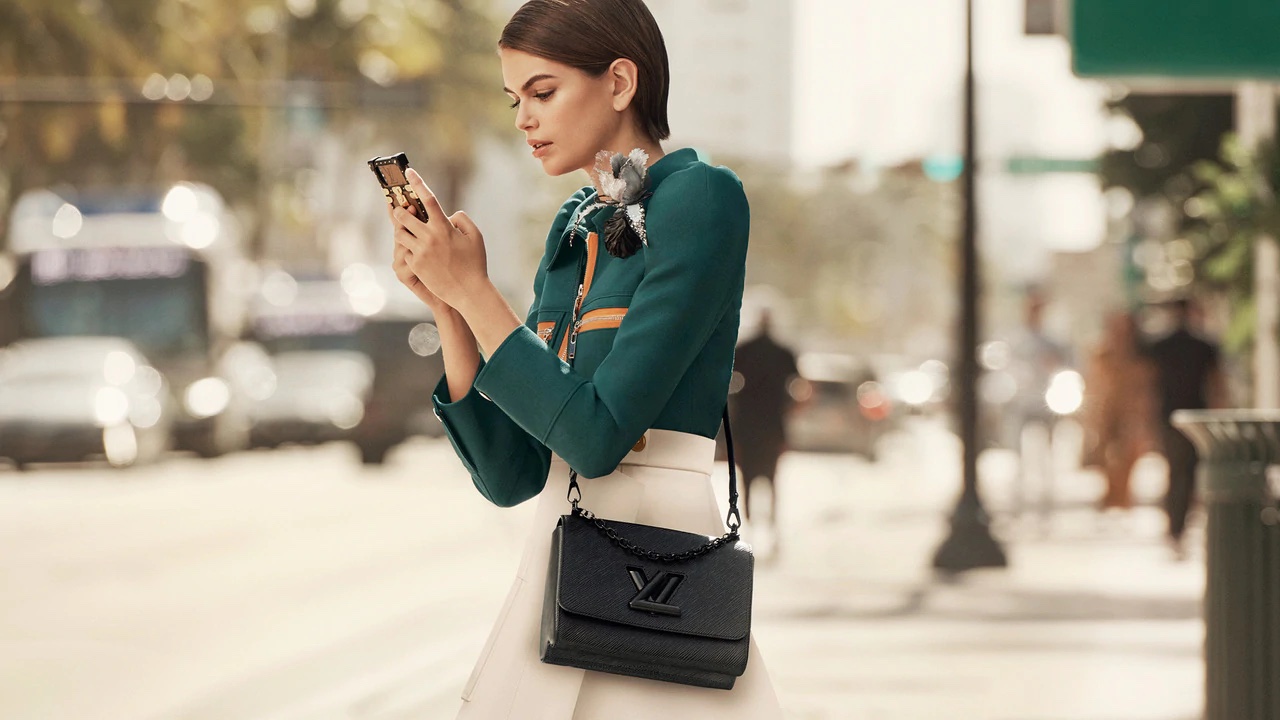 Kaia Gerber与Louis Vuitton的时髦相遇！Twist Bag缤纷色系登场