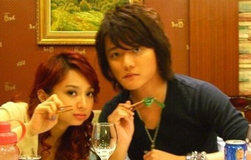 踢走主唱找个“替身”炒冷饭，凉透了又喊人家