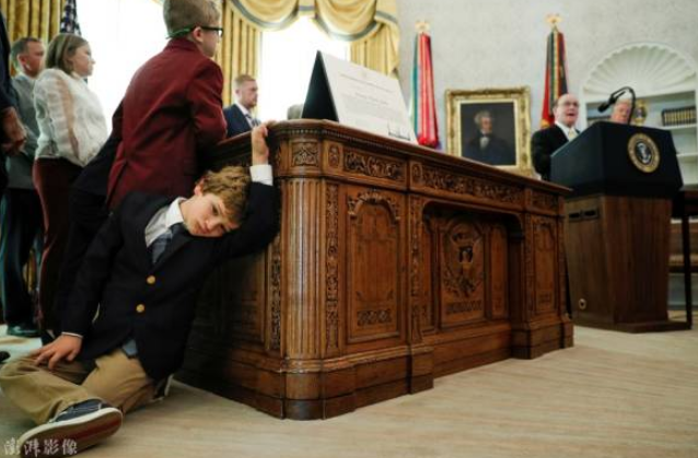 萌娃�大闹�白宫，特朗普久不露面被抢镜，内心拔凉拔凉的