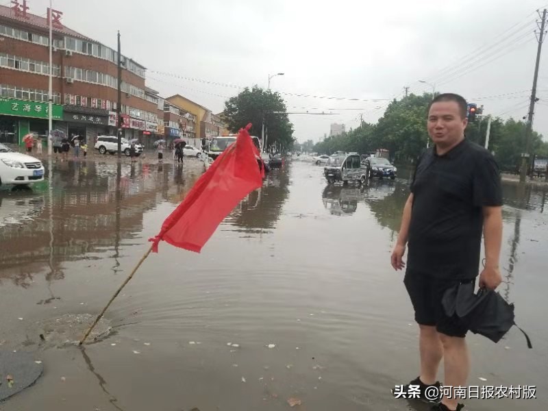 汤阴县城关镇全体班子成员及机关男同志近百人紧急集合，组成应急抢险队，全力以赴应对强降雨
