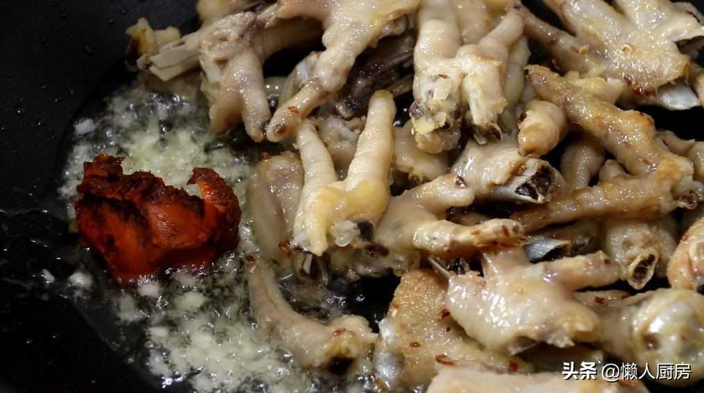这是鸡爪的新做法，配上一点酸菜，开胃下饭，酥烂脱骨