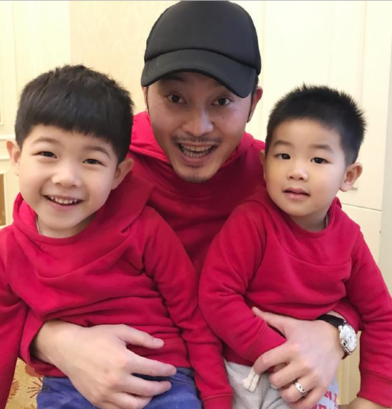 沙溢曬證件照慶祝結婚十週年，曾在婚禮現場穿婚紗熱舞太經典