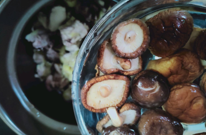 鸡肉和它一起炖，色香味俱全，吃一口就停不下来