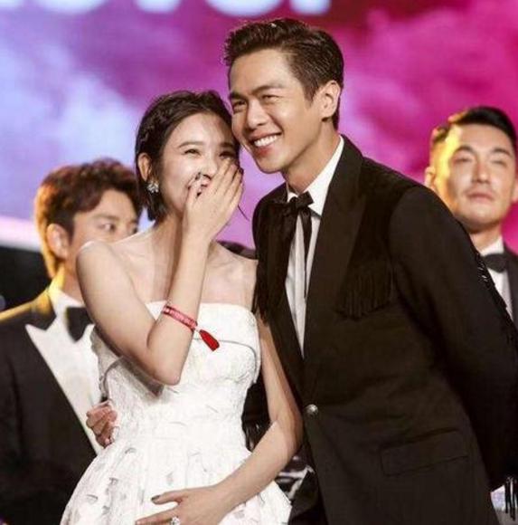 唐艺昕刚生完孩子独自逛街，身形走样还没老公陪伴，背影略显落寞