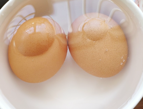 图片[3]-煮鸡蛋时别直接就下锅老师傅分享3个小技巧鸡蛋嫩滑易剥壳-起舞食谱网