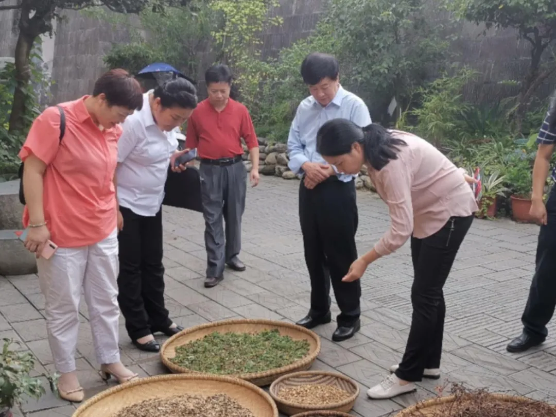 向建平深入新晃开展民族民间医药发展情况调研