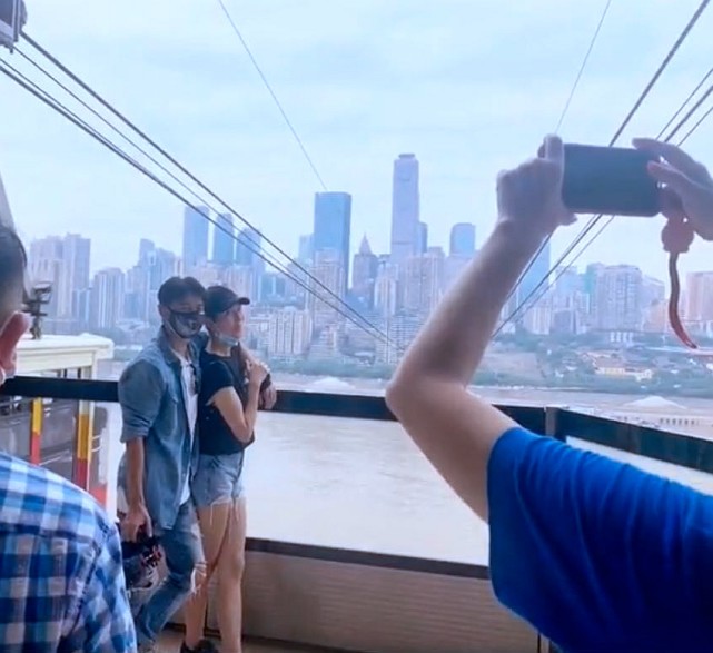 太甜蜜！蔡少芬张晋游重庆长江索道，被人群包围依旧镇定拥抱合影