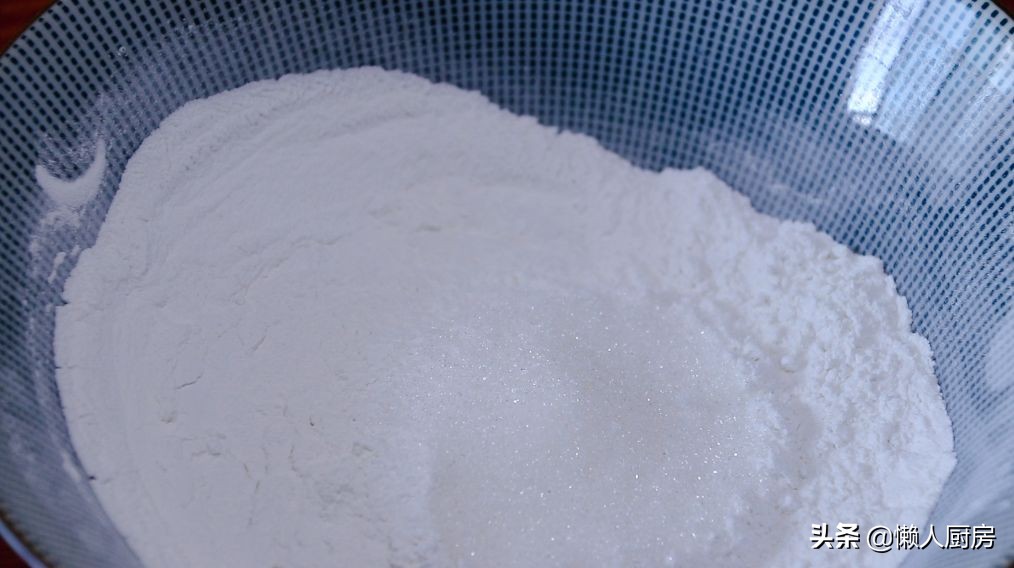 年糕不用買，撒點糯米粉，加點熱水自己做，咬一口，還會爆漿
