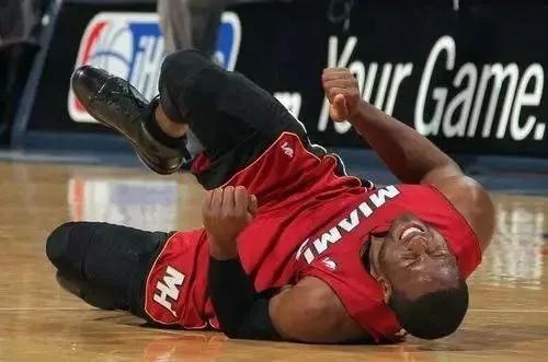 为什么NBA球员倒地后不自己起来而是等队友来扶？