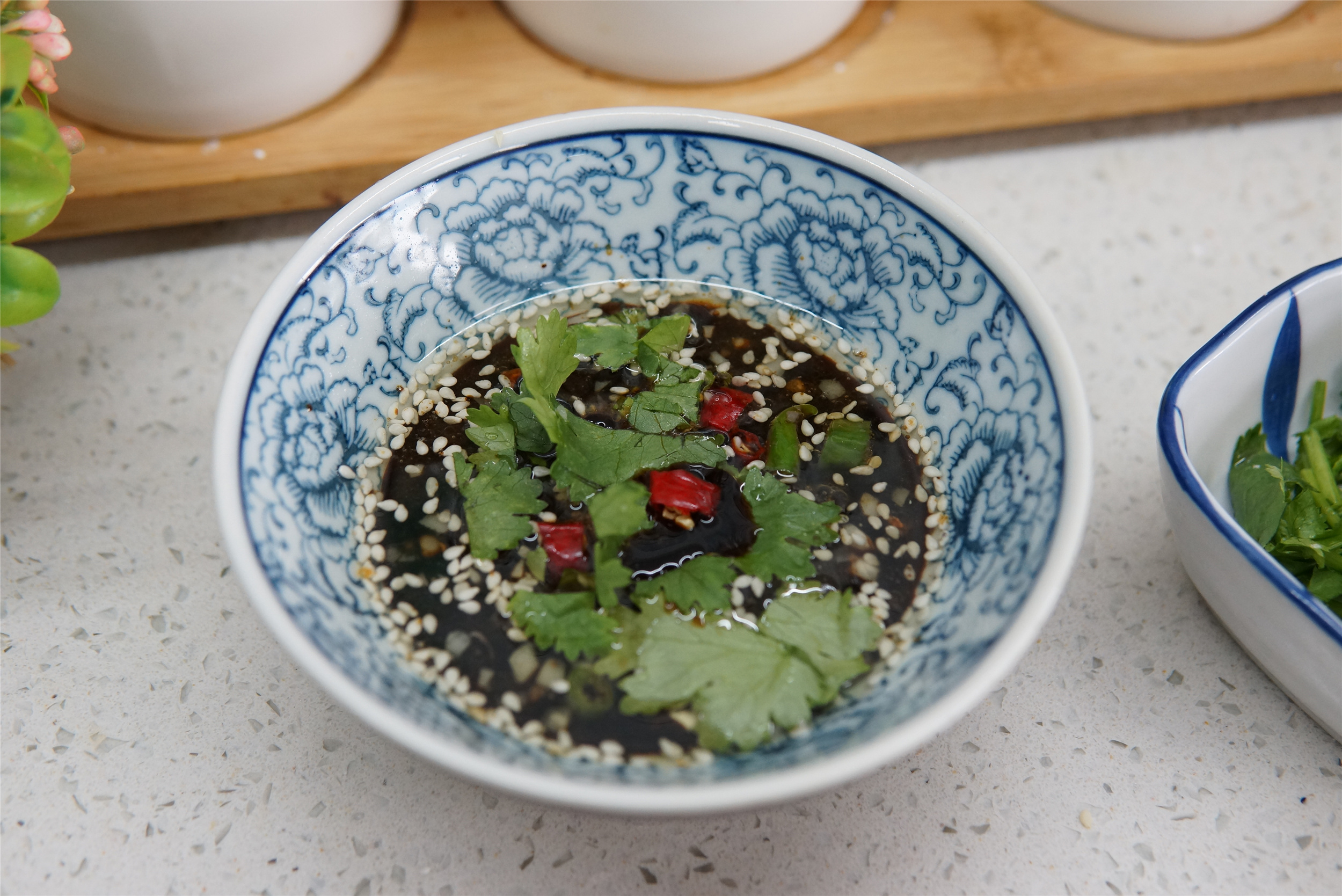 夏天，豆角和胡萝卜是绝配，蒸好蘸点料汁，一口一个，吃着真香