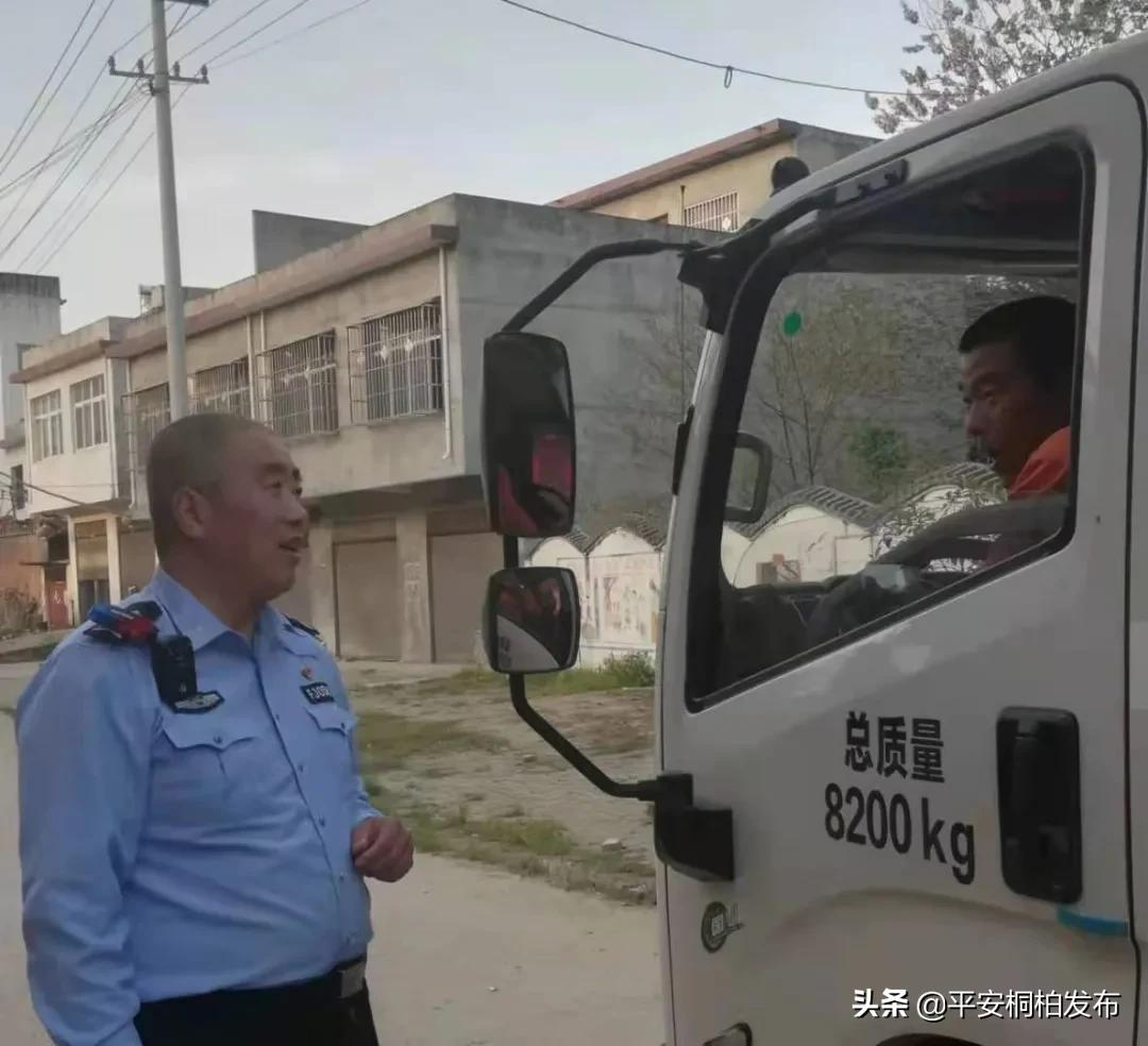 『我为群众办实事』┃车辆陷进槽沟内 民警秒变“救援队”
