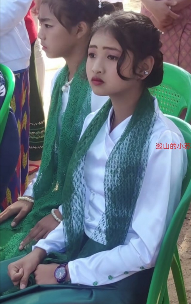 (帮忙关注一下,谢谢)缅甸和老挝女学生校服大pk,谁的校服设计更好看?