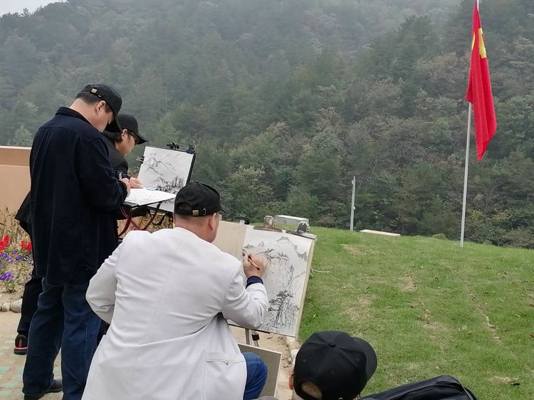 中国当代画家采风团刘孝田一行走进大别山腹地太阳写生创作