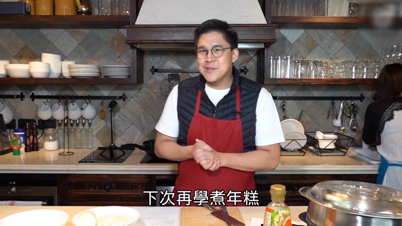 霍啟剛夫婦搭檔做美食，郭晶晶化身小助手，兩人搭配默契盡顯恩愛