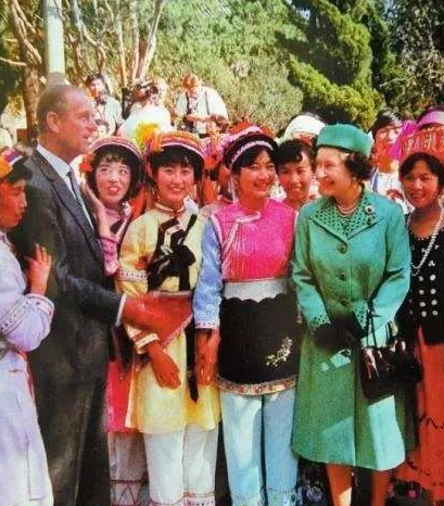 34年前英女王訪華排面大，600人隨行，爬長城游西安吃粵菜
