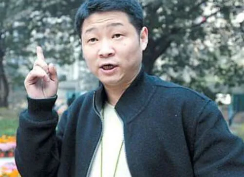 张国立带出来，小15岁的妻子是模特，为何回老家