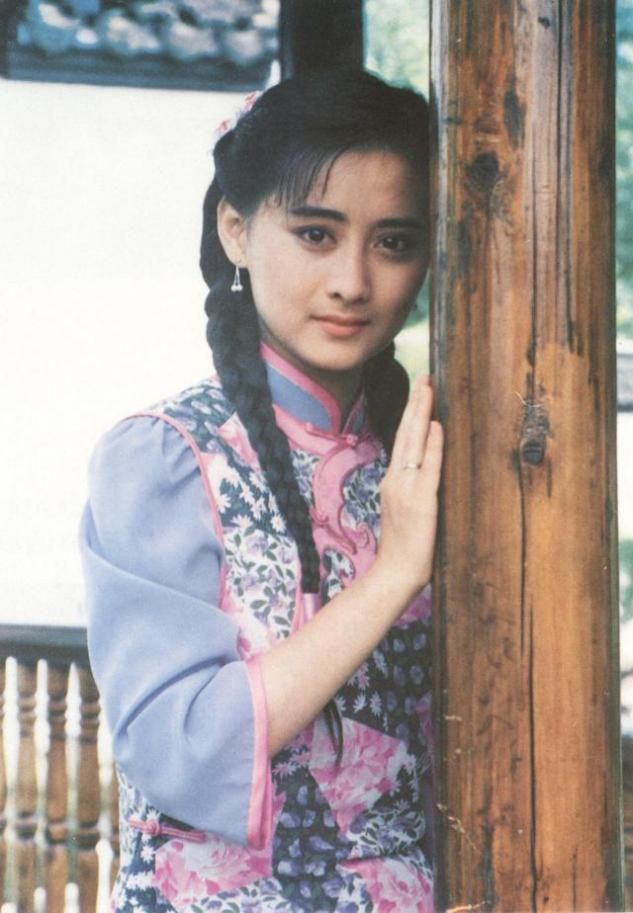 46岁陈德容晒近照，皮肤白皙似20岁少女，因无子与前夫离婚