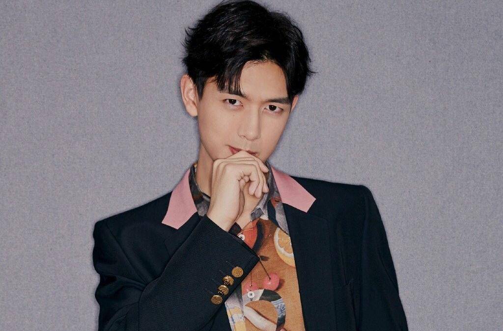 李现新剧路透照曝光！辫子头造型展现叛逆一面，搭档影后赢得先机