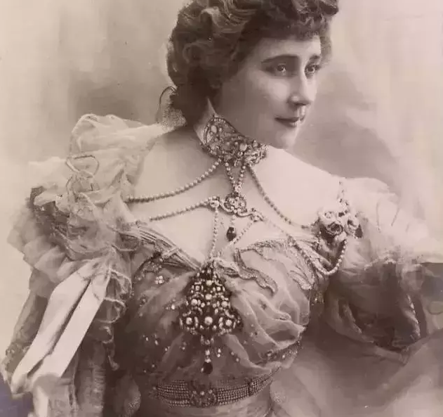 带你走进珠宝的世界，不同时代的珍宝发出不一样的光芒，长见识