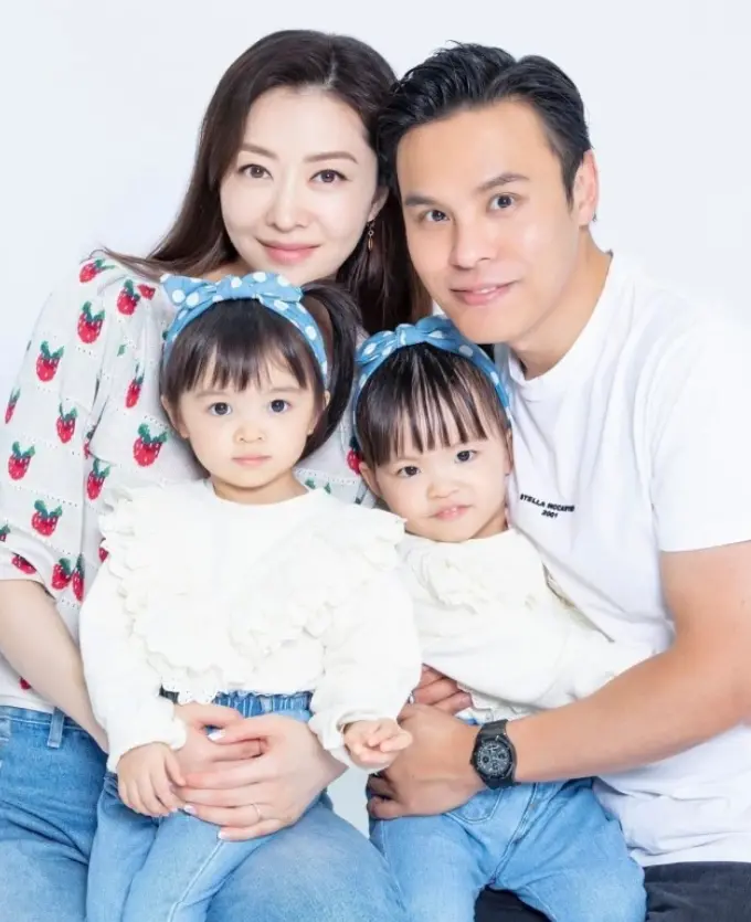 熊黛林老公晒生日全家福，抱双胞胎女儿幸福满满，称家庭为第一位