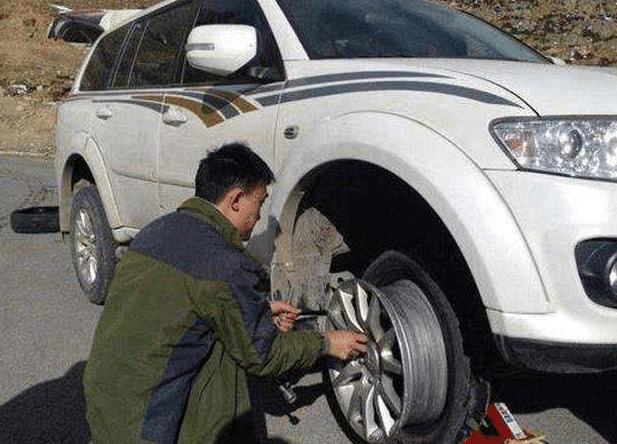 为何有人在川藏线上滚轮胎？本地人：滚半个月，100万就赚到手