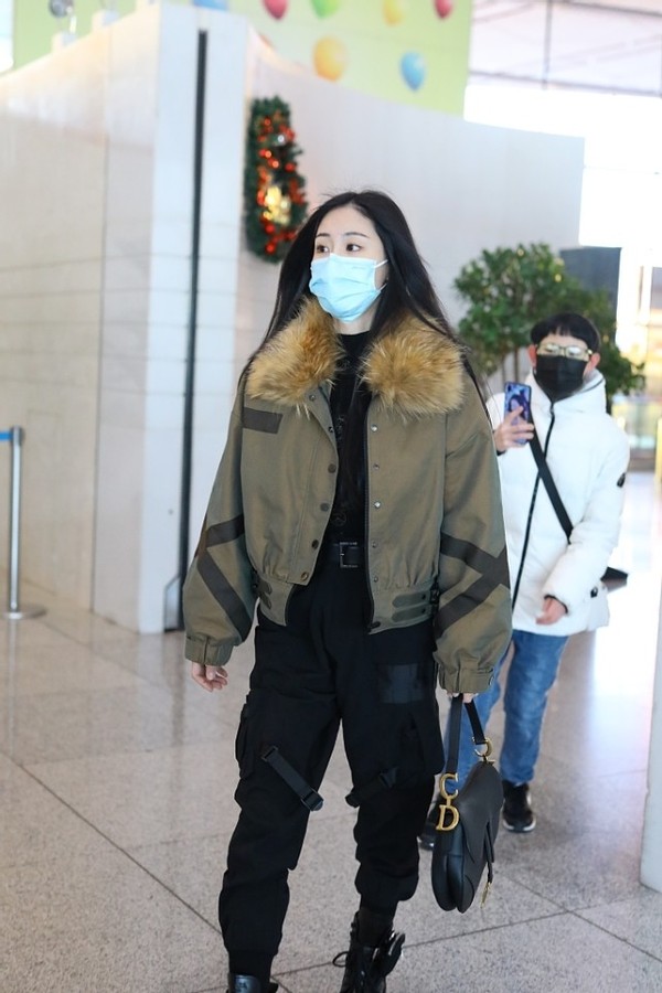 张碧晨一身飞行夹克更英气，当妈之后仍然自立