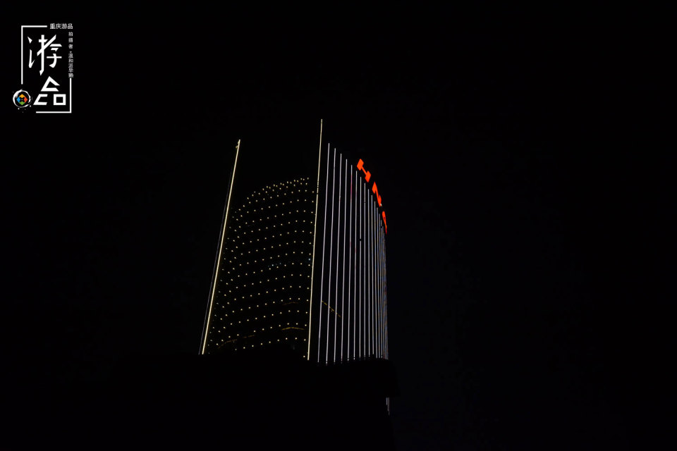 重庆七星岗观景台，紫色的江面，火红的大楼与巍峨的教堂