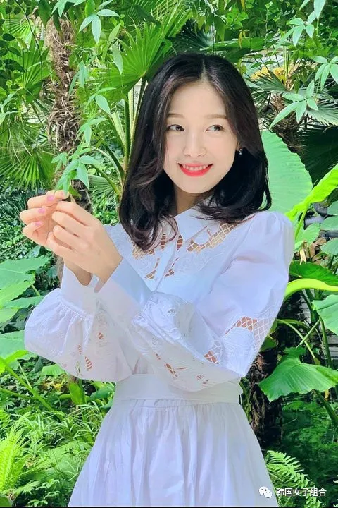 这位女团爱豆的烧酒广告,不知道的还以为是苏打气泡水广告呢