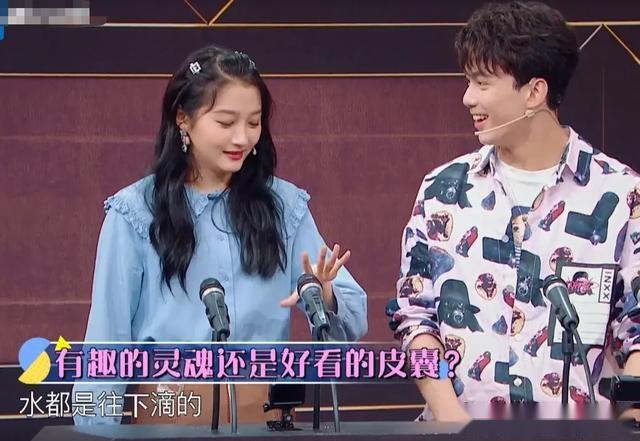 吴磊质疑被喷水量多，谁注意被喷时关晓彤举动