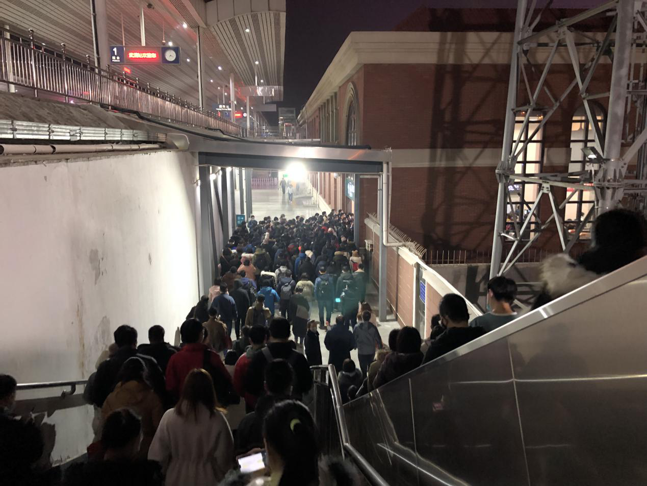 每天來回200公里，一個月路費1700，北漂們的雙城通勤生活有多辛苦？