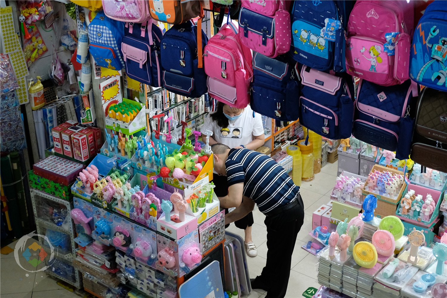 重庆地摊卖什么能火？美食小吃是标配，但生活用品最赚钱