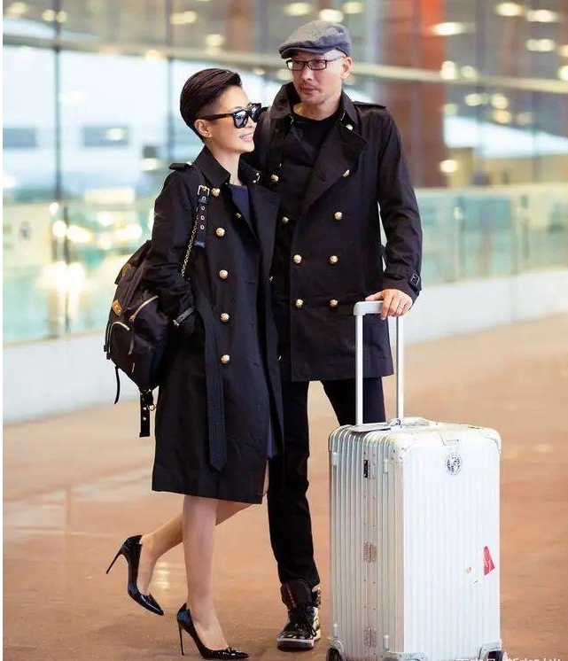 有一种爱情叫做梁静与管虎，穿情侣风衣秀恩爱