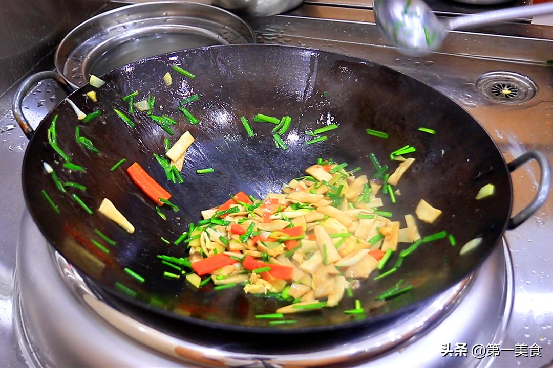 Naturally paired with leeks!  A simple stir-fry, delicious, tender and more fragrant than meat, children rush to eat at the table