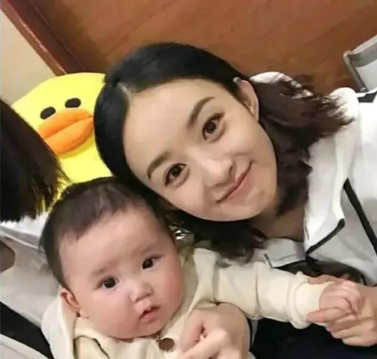 赵丽颖与冯绍峰离婚后，带着孩子拍戏，褒贬不一，你怎么看？