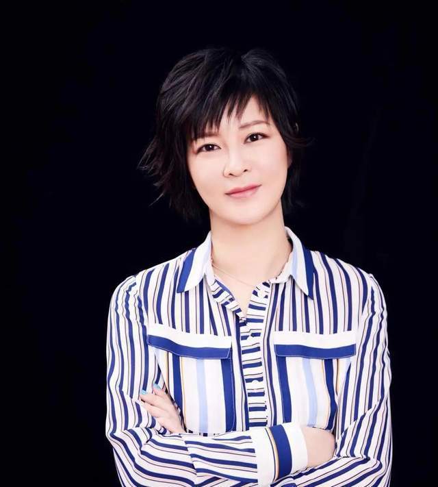 低学历爱豆的故事：光鲜亮丽的偶像，其实只是