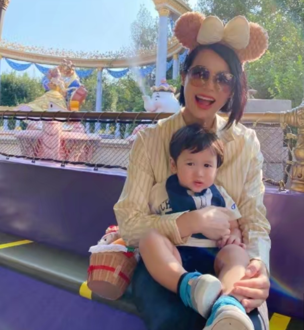 胡杏兒老公曬小兒子近照，李奕霖胖成小肉球，眼神無辜大眼呆萌