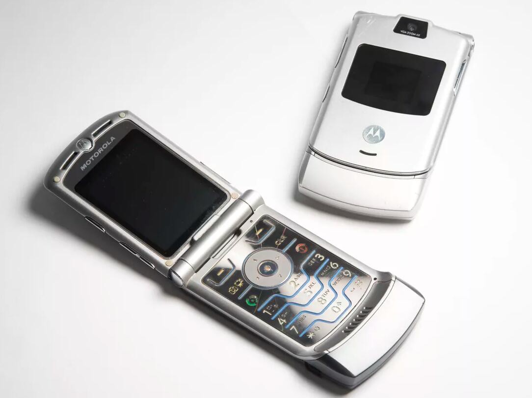 伴我长大了的摩托罗拉手机V3，简直一代人的集体记忆