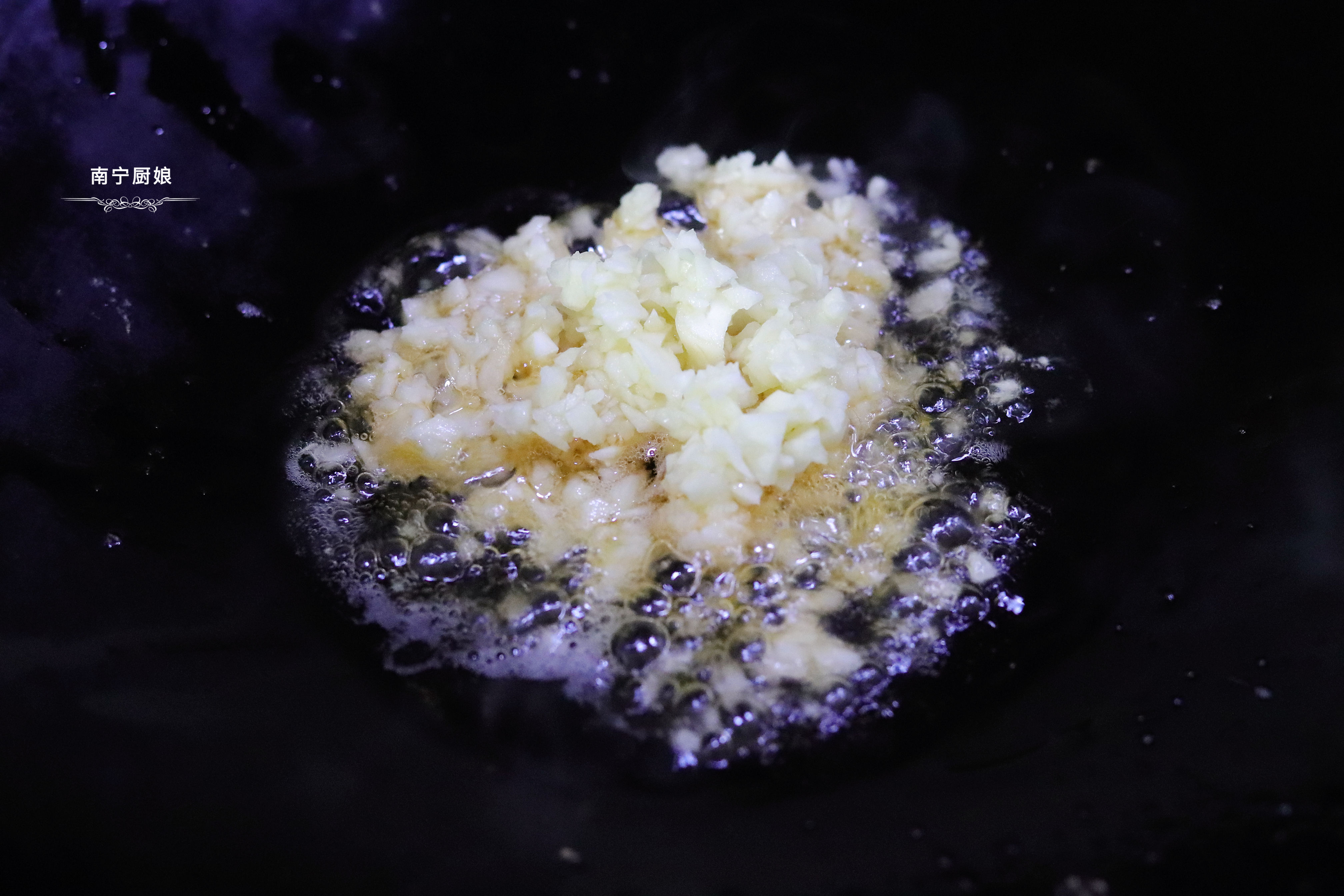 大虾别再白灼吃了，教你咸香又酥脆的美味做法，吃上一口就会上瘾